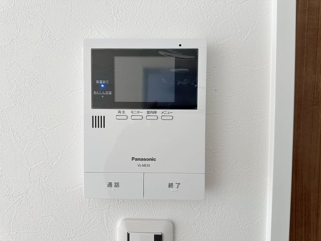 祇園7丁目 No.2の防犯設備|ドアホン☆
来客があったとき、室内からカメラやマイクを使って相手や用件を確認できます。相手を事前に確認することができ、訪問販売対策や防犯面でも役に立つアイテムです♪