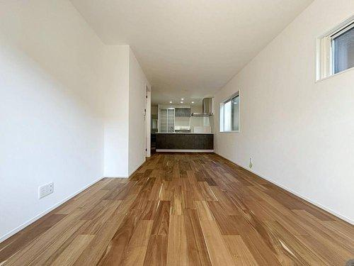 祇園7丁目 No.2の居間・リビング|17.67帖の広々としたリビング☆
完成済のため365日ご案内可能♪
「今日見たい」にも対応します！