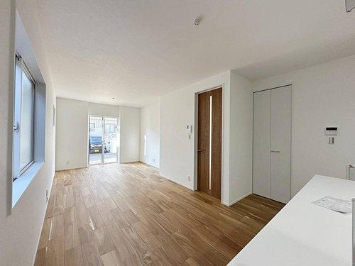 祇園7丁目 No.2の居間・リビング|17.67帖の広々としたリビング☆
キッチンからはリビング全体を見渡せます♪