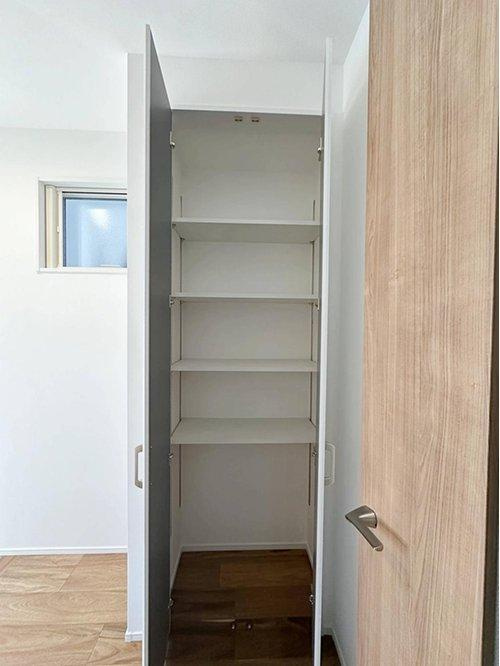 祇園7丁目 No.2の収納|シューズインクローク☆可動棚で好きな高さに調整可能！靴だけでなく外で使う用具やお子様のおもちゃなども帰ってきてそのまま収納することができます♪