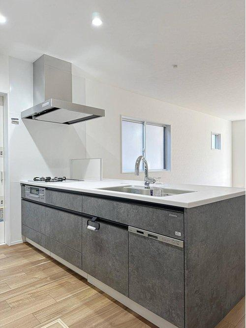 祇園7丁目 No.2のキッチン|人造大理石天板使用のシステムキッチン☆
人造大理石天板は水垢が付きにくく汚れが落ちやすいのでお手入れも楽ちんです♪