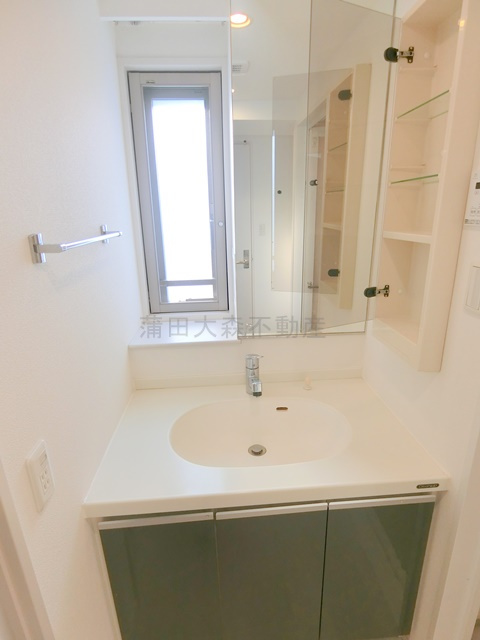 コスモリード西馬込の洗面所|洗面脱衣所　独立洗面台　洗面横収納スペース付き