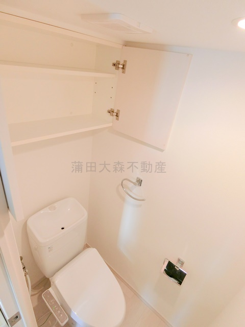 コスモリード西馬込のトイレ|吊り棚と温水洗浄便座付きのトイレ　