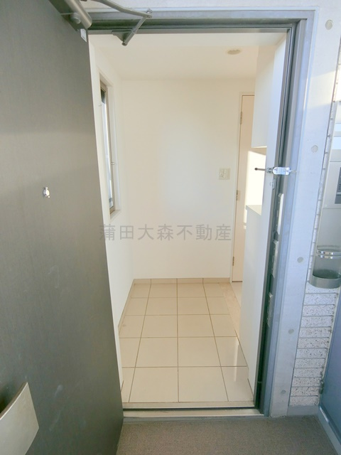 コスモリード西馬込の玄関|玄関に窓あり　