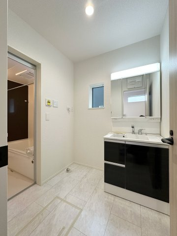 安佐南区古市4丁目の洗面所|シャワー付き洗面化粧台☆
物干しが付けれるようになっており1階で洗濯物を完結することもできます♪