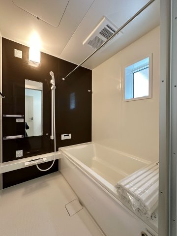 安佐南区古市4丁目の浴室|1坪タイプの浴室☆
ユニットバスは、気密性にも優れています。そのため、冬場でもお湯が冷めにくく、暖かい空間を維持することができます。