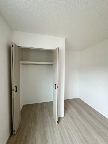 安佐南区古市4丁目の収納|全居室収納☆
6.7帖洋室のクローゼットです♪