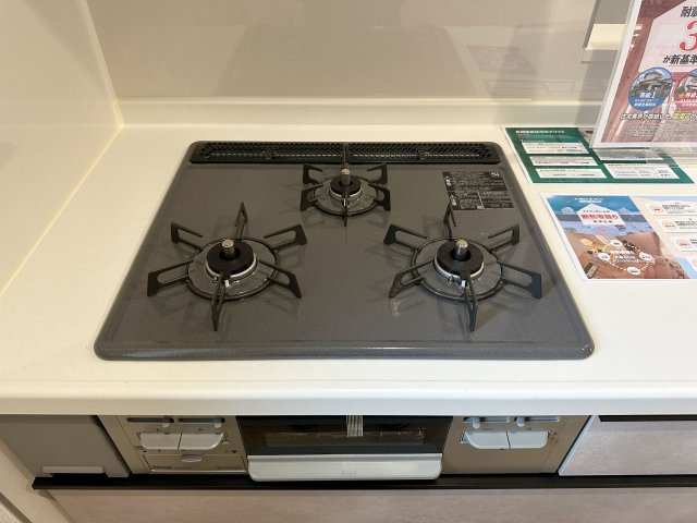 安佐南区古市4丁目のキッチン|プロパンガス仕様の3口ガスコンロ☆
高火力のバーナーが使用可能、調理器具を選ばないのがガスコンロ。停電時でも使用可能で安心です♪