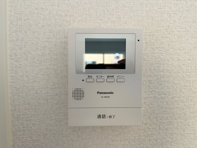 安佐南区古市4丁目の防犯設備|ドアホン☆
来客があったとき、室内からカメラやマイクを使って相手や用件を確認できます。相手を事前に確認することができ、訪問販売対策や防犯面でも役に立つアイテムです♪