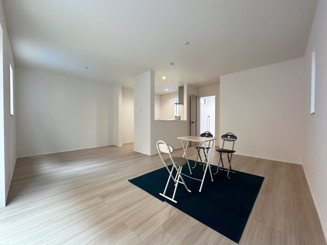 安佐南区古市4丁目の居間・リビング|17帖の広々としたリビング☆
完成済のため365日ご案内可能♪
「今日見たい」にも対応します！