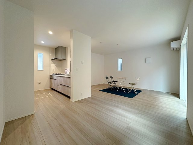 安佐南区古市4丁目の居間・リビング|17帖の広々としたリビング☆
キッチンからはリビング全体を見渡すことができます♪