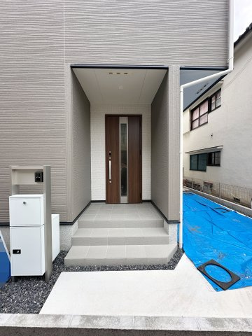 安佐南区古市4丁目の玄関|宅配ボックス付き玄関ポーチ☆
屋根も付いており、雨が降っても濡れる心配はありません♪