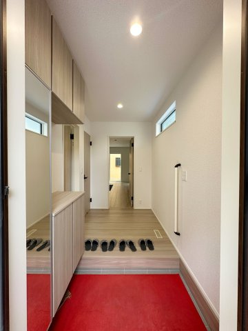 安佐南区古市4丁目の玄関|広々とした玄関ホール☆