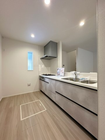 安佐南区古市4丁目のキッチン|人造大理石天板使用のシステムキッチン☆
人造大理石天板は水垢が付きにくく汚れが落ちやすいのでお手入れも楽ちんです♪