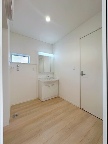 吉田町吉田字上迫の独立洗面台|シャワー付き洗面化粧台☆
洗面台にシャワー機能が付いたもので、シャンプーなども行える多機能洗面台です。また、顔や手を洗うためだけではなく、シャワー付き洗面台を使えば手洗い洗濯などでも利用できます♪