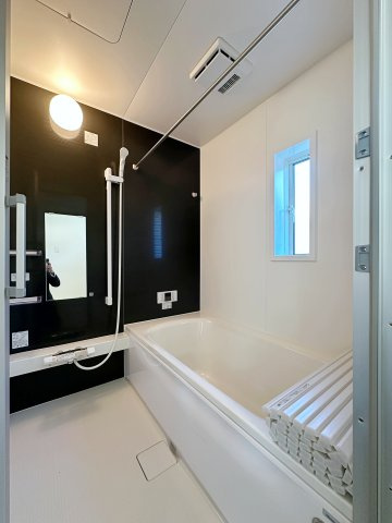 吉田町吉田字上迫の浴室|浴室乾燥機気付き1坪タイプの浴室☆
ユニットバスは、気密性にも優れています。そのため、冬場でもお湯が冷めにくく、暖かい空間を維持することができます。