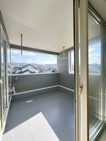 吉田町吉田字上迫のバルコニー|広々としたルーフインナーバルコニー☆
しっかりと屋根があるため悪天候の洗濯物も安心です♪