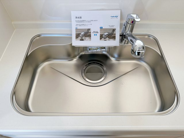 吉田町吉田字上迫のキッチン|浄水機能付きステンレスシンク☆
ステンレスシンクは傷や汚れに強く、お手入れも簡単で使いやすいです♪
さらにワンタッチで浄水に切り替えができる為とても便利です！
