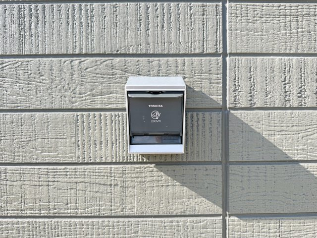 吉田町吉田字上迫の発電・温水設備|EV車用電源コンセント☆
日本国内でも、2030年代半ば頃を目標に、新車販売を全て電気自動車にすることが出来るように調整されているとも言われ、この先の環境変化に対応できるように設置されています。