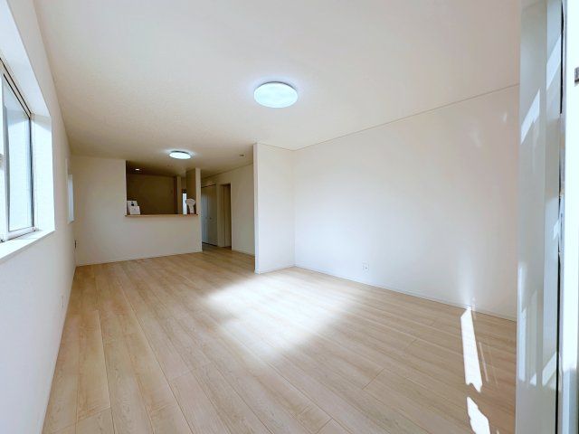 吉田町吉田字上迫の居間・リビング|20帖の広々としたリビング☆
完成済のため365日ご案内可能♪
「今日見たい」にも対応します！