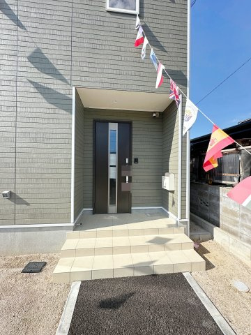 吉田町吉田字上迫の玄関|防犯カメラ付き玄関ポーチ☆
屋根も付いており、雨が降っても濡れる心配はありません♪
防犯カメラがあるので防犯上も安心です！