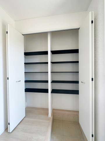 吉田町吉田字上迫の玄関|シューズクローク☆
可動棚のため好きな高さに調整可能です♪
土間部分もあるため屋外用品の収納も可能です！