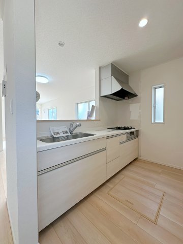 吉田町吉田字上迫のキッチン|人造大理石天板使用のシステムキッチン☆
人造大理石天板は水垢が付きにくく汚れが落ちやすいのでお手入れも簡単です♪