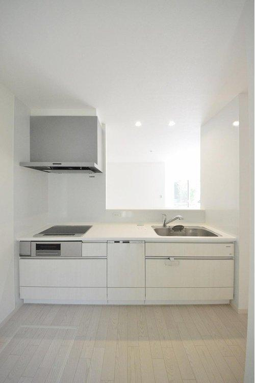 海田町浜角のキッチン|人造大理石天板・シンク使用のシステムキッチン☆
人造大理石天板は水垢が付きにくく汚れが落ちやすいのでお手入れも楽ちんです♪