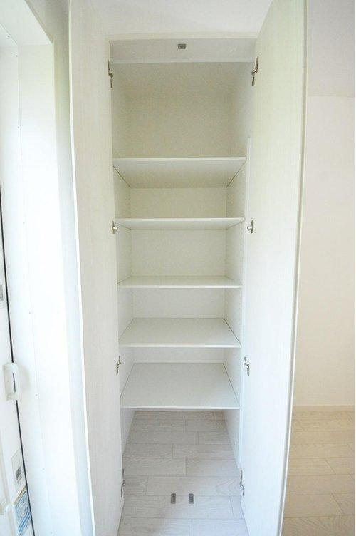 海田町浜角の収納|キッチンパントリー☆
食材のストックなどを置いておくとキッチン回りもスッキリとします♪