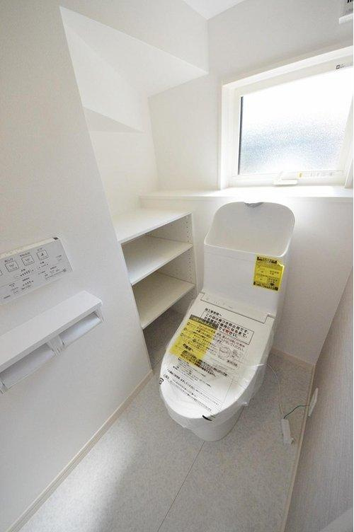 海田町浜角のトイレ|1階ウォシュレットトイレ☆
各階にウォシュレットトイレがついています♪