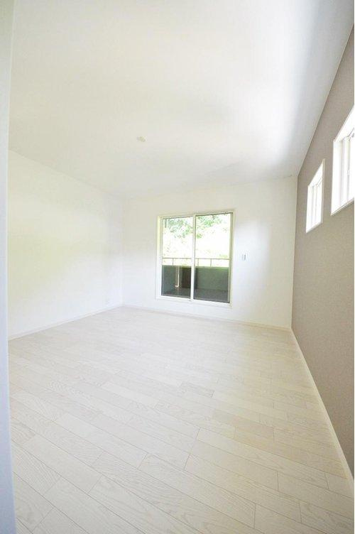 海田町浜角の寝室|8帖の広々とした主寝室☆
東側に掃き出し窓もあり、2面採光の為とても明るいです♪