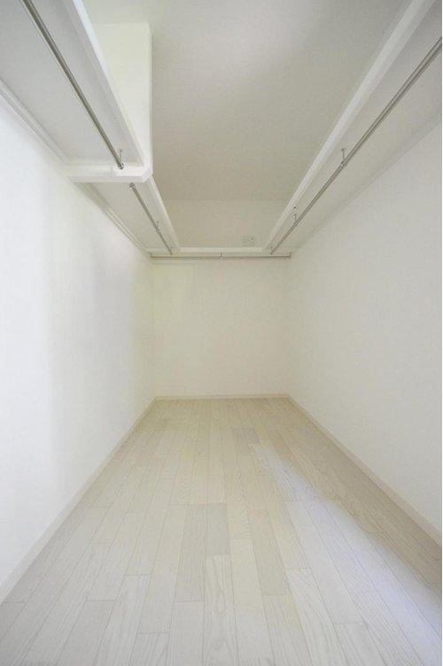 海田町浜角の収納|4帖の広さのあるウォークインクローゼット☆
広々としたスペースがあるので春夏秋冬、季節ごとのお洋服全てをまとめてしまっておけるので、季節の変わり目に入れ替えを行う、衣替えが不要になります。