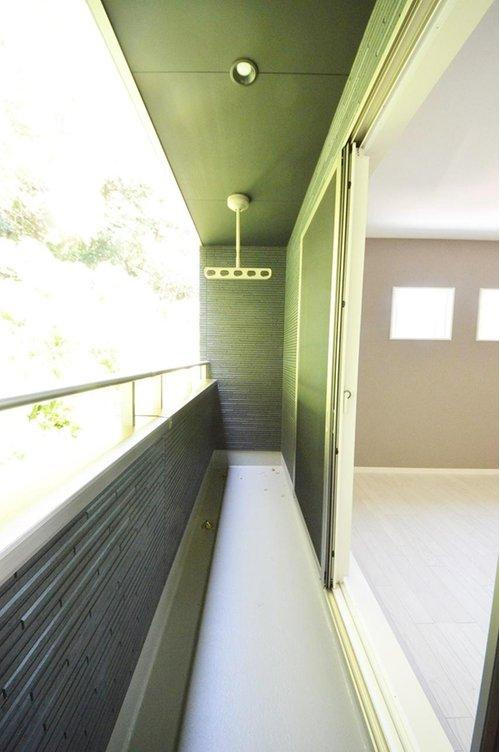 海田町浜角のバルコニー|屋根付きバルコニー☆
屋根がある為、多少の雨でも洗濯物が濡れる心配はありません♪