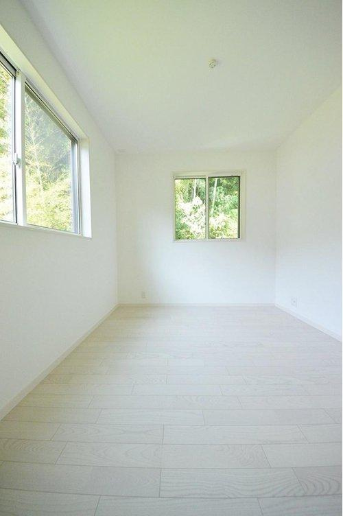 海田町浜角の子供部屋|5.3帖の洋室☆
2面採光の為とても明るいです♪