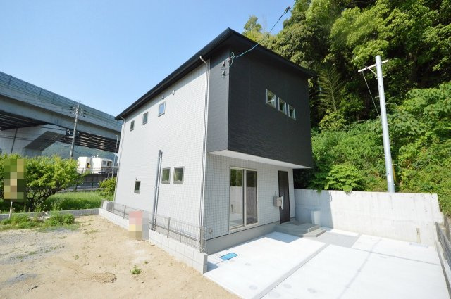 海田町浜角の外観|2022年5月完成☆
4LDKの新築後未入居物件が販売中です♪
お気軽にお問い合わせください！