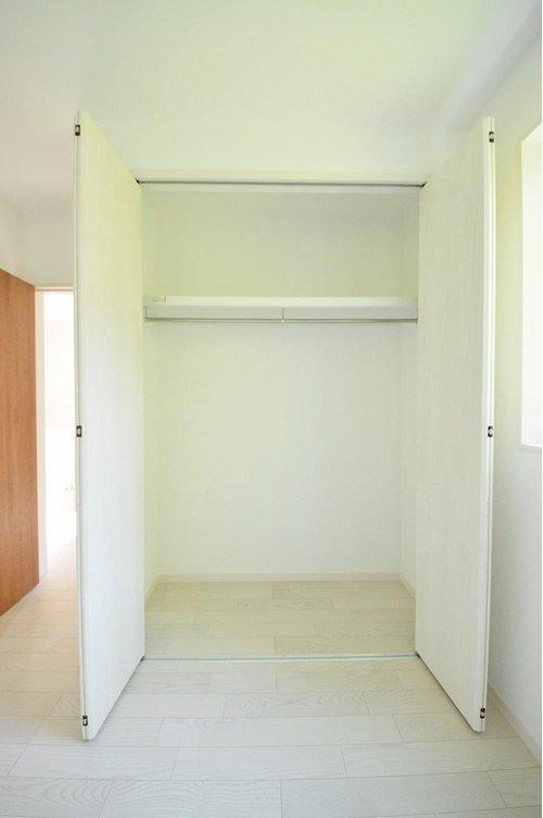 海田町浜角の収納|クローゼット☆
広々としたスペースがあるので春夏秋冬、季節ごとのお洋服全てをまとめてしまっておけるので、季節の変わり目に入れ替えを行う、衣替えが不要になります。