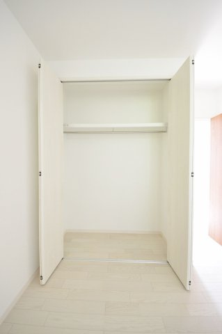 海田町浜角の収納|全居室収納☆
5.3帖洋室のクローゼットです♪