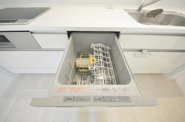 海田町浜角のキッチン|4人から5人分の食器洗浄乾燥機☆
水道代の節約にもなり、家事の時短もできる優れ物です♪
スライド式で上から全体が見えるため食器の出し入れもスムーズです♪