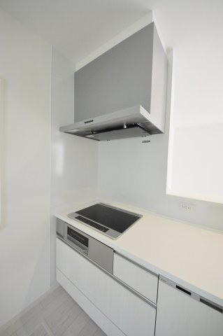 海田町浜角のキッチン|IHクッキングヒーター☆
火が出ないために安全性も高いと考えられます。 さらに、安定した加熱管理制御が容易に行えるため、素材を均一に加熱する料理やスープなどの液体の加熱に適しています♪