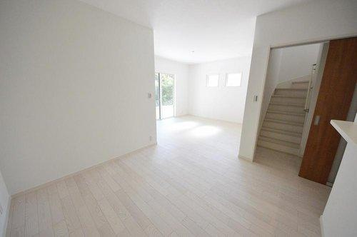 海田町浜角の居間・リビング|18帖の広々としたリビング☆
完成済のため365日ご案内可能♪
「今日見たい」にも対応します！