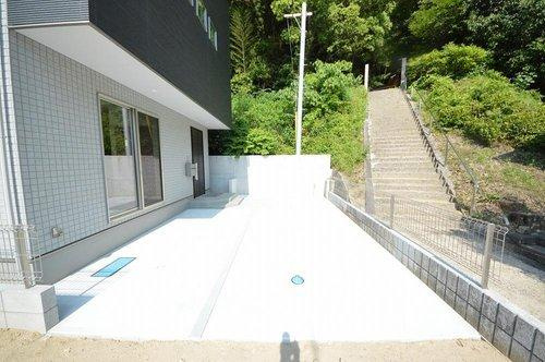 海田町浜角の駐車場|カースペース2台駐車可能☆
広々とした駐車スペースは来客時も安心です♪