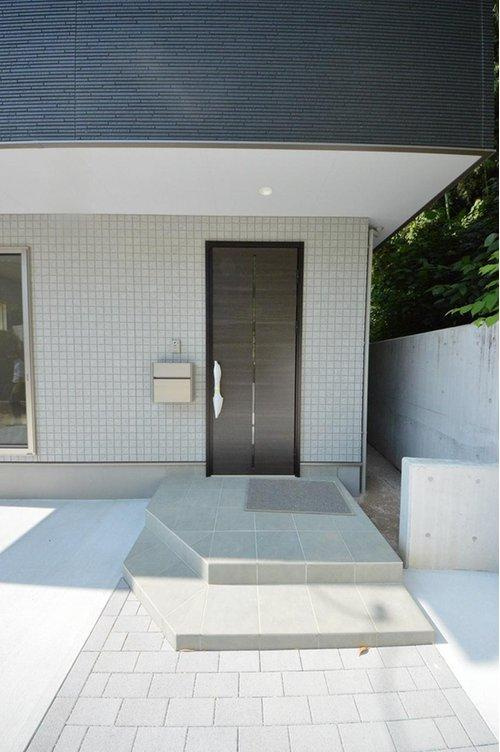 海田町浜角の玄関|玄関ポーチには屋根も付いており、雨が降っても濡れる心配はありません♪