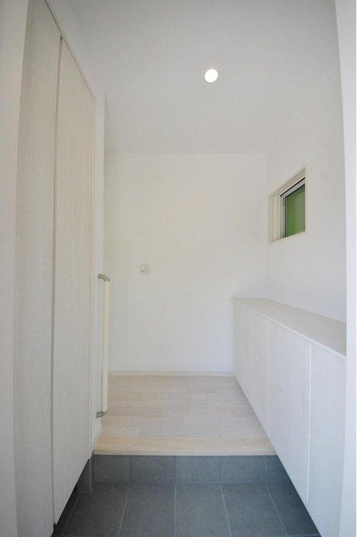 海田町浜角の玄関|玄関ホールは吹抜けがあり広く感じることが出来ます♪