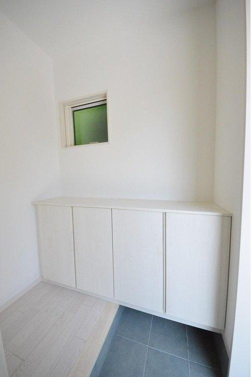 海田町浜角の収納|シューズボックス☆
大容量のシューズボックスの為、靴もたくさん収納が可能です♪