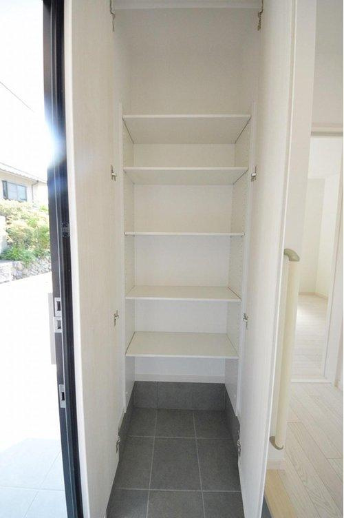 海田町浜角の収納|シューズインクローク☆
大容量の収納スペースの為、外出時や玄関周りで使用するものを、まとめてスッキリと収納できるので、玄関スペースを広く使うことができます♪