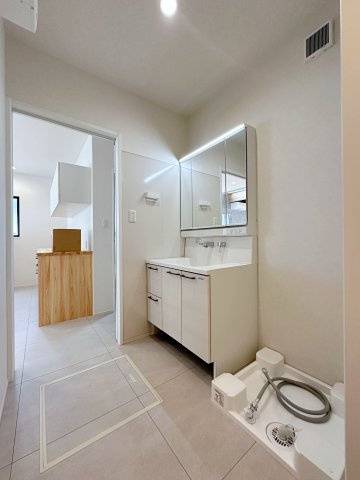 安芸郡熊野町中溝5丁目 No.5の洗面所|三面鏡タイプで使いやすいシャワー付き洗面化粧台☆
可動棚の収納も付いているのでタオルや着替え、パジャマなどの収納場所にも困りません♪
更に洗面台横のパネルはマグネット対応！