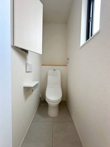 安芸郡熊野町中溝5丁目 No.5のトイレ|1階ウォシュレットトイレ☆
トイレにもあると嬉しい扉付き収納があり、各階にトイレが設置されています！