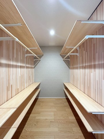 安芸郡熊野町中溝5丁目 No.5の収納|主寝室のウォークインクローゼット☆
全て無垢木材の可動棚のため好きな配置に組み換え可能♪
無垢木材は調湿効果や消臭効果もありクローゼットにはぴったりです！