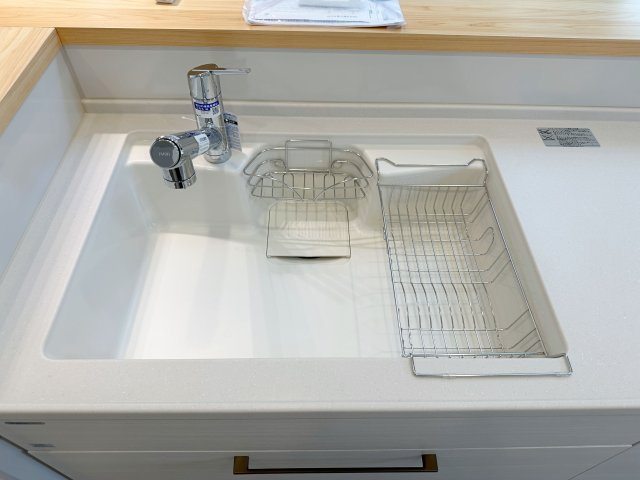 安芸郡熊野町中溝5丁目 No.5のキッチン|浄水機能付き水栓に人造大理石シンク☆
人造大理石のためシンクに水垢や汚れが付きにくく、いつも綺麗なキッチンになります♪