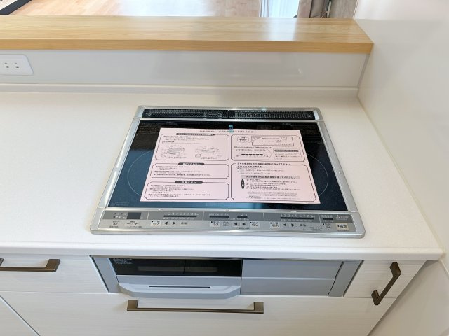 安芸郡熊野町中溝5丁目 No.5のキッチン|IHクッキングヒーター☆
火が出ないために安全性も高いと考えられます。 さらに、安定した加熱管理制御が容易に行えるため、素材を均一に加熱する料理やスープなどの液体の加熱に適しています♪